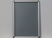 legatoria Cornice alluminio a scatto, A3 ANGOLI ARROTONDATI. Per fogli di dimensione A3(297x420mm). Dimensioni esterne: 330x450mm. Area visibile: 278x400mm. Altezza profilo: 25mm. La cornice  dotata di foglio protettivo in PVC trasparente antiriflesso.