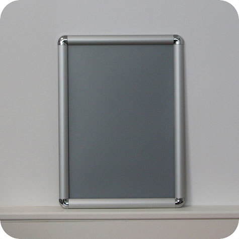 legatoria Cornice alluminio a scatto, A3 ANGOLI ARROTONDATI. Per fogli di dimensione A3(297x420mm). Dimensioni esterne: 330x450mm. Area visibile: 278x400mm. Altezza profilo: 25mm. La cornice � dotata di foglio protettivo in PVC trasparente antiriflesso.