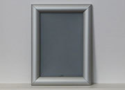 legatoria Cornice alluminio. scatto. A5 ARGENTO ANGOLI SQUADRATI. Per fogli di dimensione A5 (148x210mm). Dimensioni esterne: 180x240mm. Area visibile: 130x190mm. Altezza profilo: 25mm. La cornice � dotata di foglio protettivo in PVC trasparente antiriflesso. LEG3196