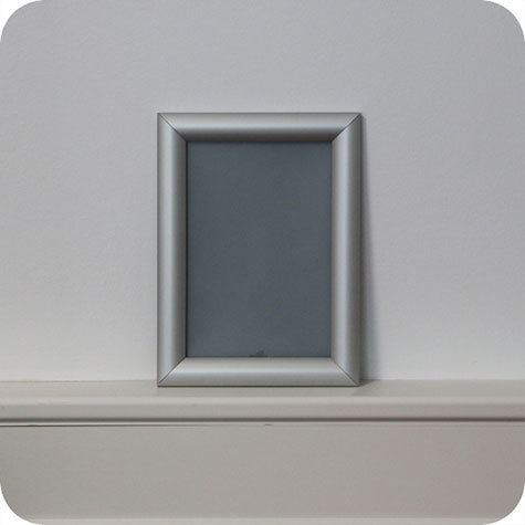 legatoria Cornice alluminio. scatto. A5 ARGENTO ANGOLI SQUADRATI. Per fogli di dimensione A5 (148x210mm). Dimensioni esterne: 180x240mm. Area visibile: 130x190mm. Altezza profilo: 25mm. La cornice � dotata di foglio protettivo in PVC trasparente antiriflesso..