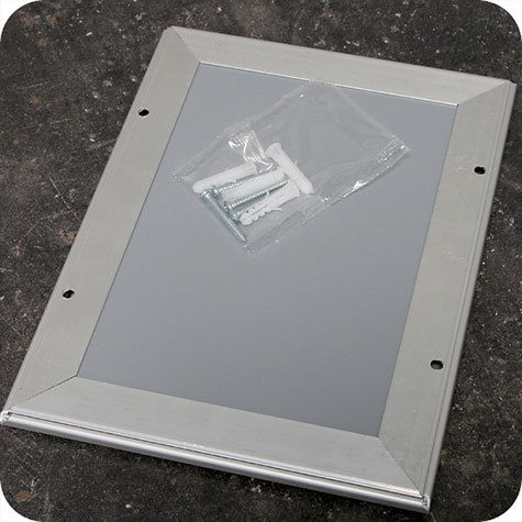 legatoria Cornice alluminio. scatto. A5 ARGENTO ANGOLI SQUADRATI. Per fogli di dimensione A5 (148x210mm). Dimensioni esterne: 180x240mm. Area visibile: 130x190mm. Altezza profilo: 25mm. La cornice � dotata di foglio protettivo in PVC trasparente antiriflesso..