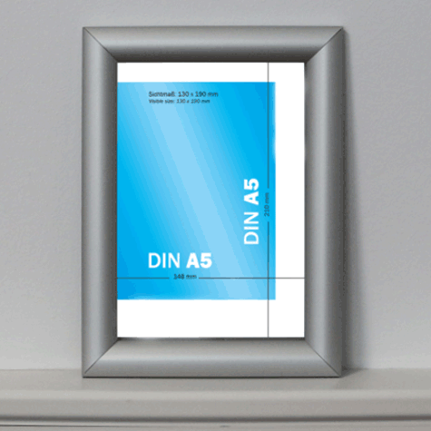 legatoria Cornice alluminio. scatto. A5 ARGENTO ANGOLI SQUADRATI. Per fogli di dimensione A5 (148x210mm). Dimensioni esterne: 180x240mm. Area visibile: 130x190mm. Altezza profilo: 25mm. La cornice � dotata di foglio protettivo in PVC trasparente antiriflesso..