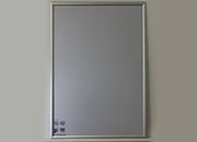 legatoria Cornice alluminio a scatto, B1 ANGOLI ARROTONDATI. Per fogli di dimensione B1(700x1000mm). Dimensioni esterne: 730x1030mm. Area visibile: 680x980mm. Altezza profilo: 25mm. La cornice  dotata di foglio protettivo in PVC trasparente antiriflesso.