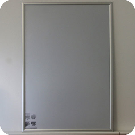 legatoria Cornice alluminio a scatto, B1 ANGOLI ARROTONDATI. Per fogli di dimensione B1(700x1000mm). Dimensioni esterne: 730x1030mm. Area visibile: 680x980mm. Altezza profilo: 25mm. La cornice � dotata di foglio protettivo in PVC trasparente antiriflesso.