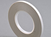 legatoria Nastro biadesivo fingerlift, 10mm ALTA PRESTAZIONE, il nastro biadesivo da 10mm  adagiato su un nastro di supporto siliconato da 15mm. Una volta applicato, il supporto siliconato si stacca facilmente con laiuto di un unghia. In rotolo da 50m LEG3215