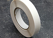 legatoria NastroBiadesivoPET fingerlift, 18mm PERMANENTE/REMOVIBILE, il nastro biadesivo da 18mm  adagiato su un nastro di supporto siliconato da 24mm. Una volta applicato, il supporto siliconato si stacca facilmente con laiuto di un unghia. In rotolo da 50m.