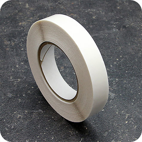 legatoria Nastro biadesivo fingerlift, 18mm ALTA PRESTAZIONE, il nastro biadesivo da 18mm  adagiato su un nastro di supporto siliconato da 24mm. Una volta applicato, il supporto siliconato si stacca facilmente con laiuto di un unghia. In rotolo da 50m.