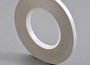 legatoria NastroBiadesivoPET fingerlift, 6mm PERMANENTE/REMOVIBILE, il nastro biadesivo da 6mm  adagiato su un nastro di supporto siliconato da 12mm. Una volta applicato, il supporto siliconato si stacca facilmente con laiuto di un unghia. In rotolo da 50 metri.