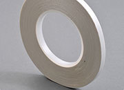 legatoria NastroBiadesivoPET fingerlift, 12mm PERMANENTE/REMOVIBILE, il nastro biadesivo da 12mm  adagiato su un nastro di supporto siliconato da 18mm. Una volta applicato, il supporto siliconato si stacca facilmente con laiuto di un unghia. In rotolo da 50m.