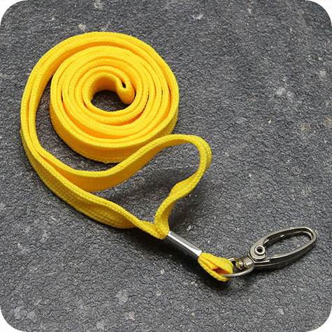legatoria Cordoncino portabadge, daCollo aMoschettoneOvaleRotante, GIALLO a moschettone ovale rotante, cordoncino largo 1cm, lunghezza aperto 90cm.