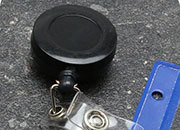 legatoria Chiocciola yo-yo con filo retrattile, NERO per portabadge In metallo cromato e plastica. Dotata di filo retrattile da 60 cm. Con clip da cintura. Cinturino flessibile con bottone a pressione per fissare i badge. Diametro: 32 mm NERO LEG3259