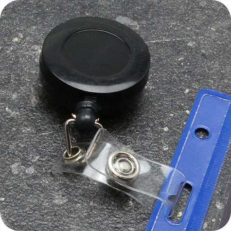 legatoria Chiocciola yo-yo con filo retrattile, NERO per portabadge In metallo cromato e plastica. Dotata di filo retrattile da 60 cm. Con clip da cintura. Cinturino flessibile con bottone a pressione per fissare i badge. Diametro: 32 mm NERO.
