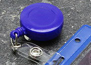 legatoria Chiocciola yo-yo con filo retrattile, BLU per portabadge In metallo cromato e plastica. Dotata di filo retrattile da 60 cm. Con clip da cintura. Cinturino flessibile con bottone a pressione per fissare i badge. Diametro: 32 mm NERO LEG3260