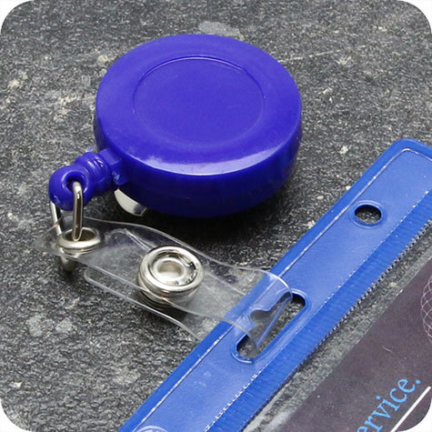 legatoria Chiocciola yo-yo con filo retrattile, BLU per portabadge In metallo cromato e plastica. Dotata di filo retrattile da 60 cm. Con clip da cintura. Cinturino flessibile con bottone a pressione per fissare i badge. Diametro: 32 mm NERO.