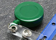 legatoria Chiocciola yo-yo con filo retrattile, VERDE per portabadge In metallo cromato e plastica. Dotata di filo retrattile da 60 cm. Con clip da cintura. Cinturino flessibile con bottone a pressione per fissare i badge. Diametro: 32 mm NERO LEG3261