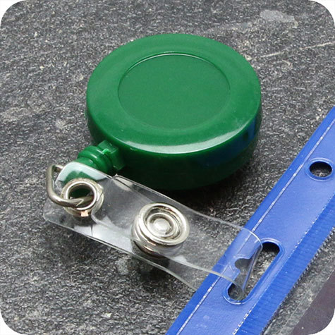legatoria Chiocciola yo-yo con filo retrattile, VERDE per portabadge In metallo cromato e plastica. Dotata di filo retrattile da 60 cm. Con clip da cintura. Cinturino flessibile con bottone a pressione per fissare i badge. Diametro: 32 mm NERO.