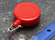 legatoria Chiocciola yo-yo con filo retrattile, ROSSO per portabadge In metallo cromato e plastica. Dotata di filo retrattile da 60 cm. Con clip da cintura. Cinturino flessibile con bottone a pressione per fissare i badge. Diametro: 32 mm NERO LEG3262
