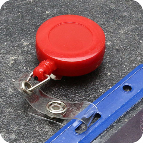 legatoria Chiocciola yo-yo con filo retrattile, ROSSO per portabadge In metallo cromato e plastica. Dotata di filo retrattile da 60 cm. Con clip da cintura. Cinturino flessibile con bottone a pressione per fissare i badge. Diametro: 32 mm NERO.