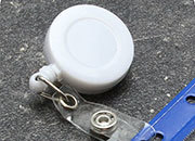 legatoria Chiocciola yo-yo con filo retrattile, BIANCO per portabadge In metallo cromato e plastica. Dotata di filo retrattile da 60 cm. Con clip da cintura. Cinturino flessibile con bottone a pressione per fissare i badge. Diametro: 32 mm NERO LEG3263