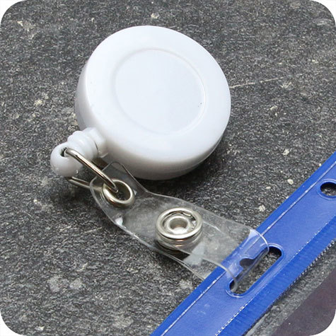 legatoria Chiocciola yo-yo con filo retrattile, BIANCO per portabadge In metallo cromato e plastica. Dotata di filo retrattile da 60 cm. Con clip da cintura. Cinturino flessibile con bottone a pressione per fissare i badge. Diametro: 32 mm NERO.