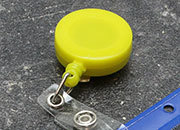 legatoria Chiocciola yo-yo con filo retrattile, GIALLO per portabadge In metallo cromato e plastica. Dotata di filo retrattile da 60 cm. Con clip da cintura. Cinturino flessibile con bottone a pressione per fissare i badge. Diametro: 32 mm NERO LEG3264