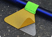 legatoria Portapenne grosse, autoadesivo elastico, VERDEfluorescente Per penne grosse (circonferenza 3-4cm). Dimensioni lembo adesivo: 45x30mm..