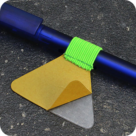legatoria Portapenne grosse, autoadesivo elastico, VERDEfluorescente Per penne grosse (circonferenza 3-4cm). Dimensioni lembo adesivo: 45x30mm..