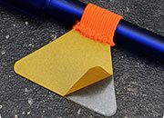 legatoria Portapenne grosse, autoadesivo elastico, ARANCIOfluorescente Per penne grosse (circonferenza 3-4cm). Dimensioni lembo adesivo: 45x30mm..