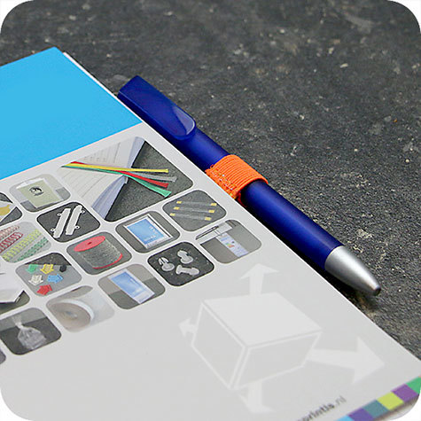 legatoria Portapenne grosse, autoadesivo elastico, ARANCIOfluorescente Per penne grosse (circonferenza 3-4cm). Dimensioni lembo adesivo: 45x30mm..