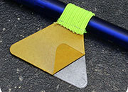 legatoria Portapenne grosse, autoadesivo elastico, GIALLOfluorescente Per penne grosse (circonferenza 3-4cm). Dimensioni lembo adesivo: 45x30mm. LEG3271