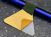 legatoria Portapenne grosse, autoadesivo elastico, OLIVA.  Per penne grosse (circonferenza 3-4cm). Dimensioni lembo adesivo: 45x30mm..