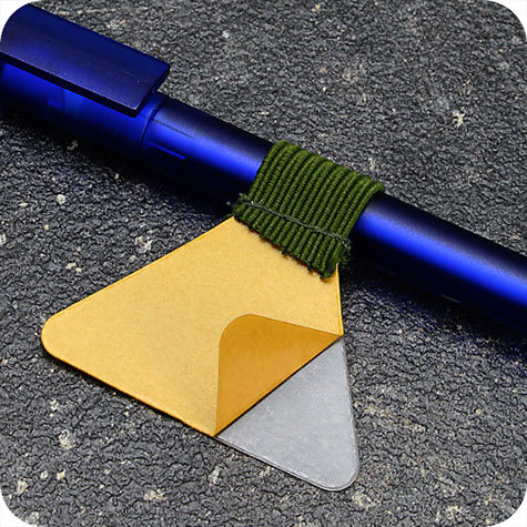 legatoria Portapenne grosse, autoadesivo elastico, OLIVA.  Per penne grosse (circonferenza 3-4cm). Dimensioni lembo adesivo: 45x30mm..