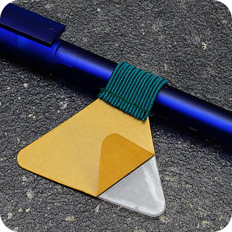 legatoria Portapenne grosse, autoadesivo elastico, PETROLIO.  Per penne grosse (circonferenza 3-4cm). Dimensioni lembo adesivo: 45x30mm..