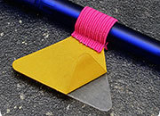 legatoria Portapenne grosse, autoadesivo elastico, ROSA Per penne grosse (circonferenza 3-4cm). Dimensioni lembo adesivo: 45x30mm. LEG3274