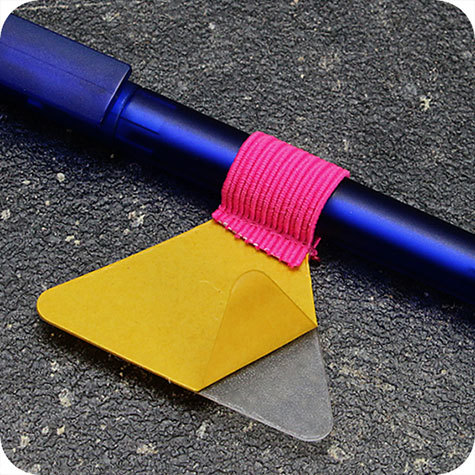 legatoria Portapenne grosse, autoadesivo elastico, ROSA Per penne grosse (circonferenza 3-4cm). Dimensioni lembo adesivo: 45x30mm..