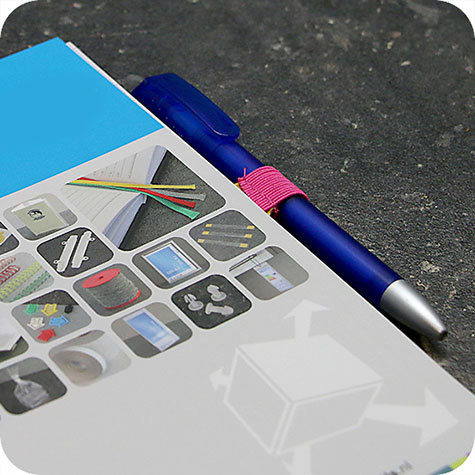 legatoria Portapenne grosse, autoadesivo elastico, ROSA Per penne grosse (circonferenza 3-4cm). Dimensioni lembo adesivo: 45x30mm..