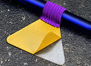 legatoria Portapenne grosse, autoadesivo elastico, VIOLA.  Per penne grosse (circonferenza 3-4cm). Dimensioni lembo adesivo: 45x30mm..