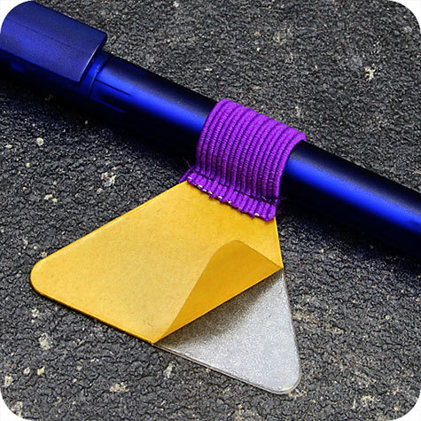 legatoria Portapenne grosse, autoadesivo elastico, VIOLA.  Per penne grosse (circonferenza 3-4cm). Dimensioni lembo adesivo: 45x30mm..