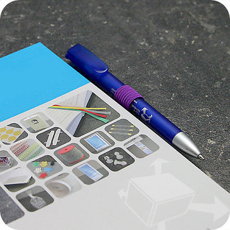 legatoria Portapenne grosse, autoadesivo elastico, VIOLA.  Per penne grosse (circonferenza 3-4cm). Dimensioni lembo adesivo: 45x30mm..