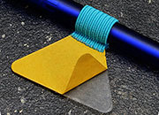 legatoria Portapenne grosse, autoadesivo elastico, TURCHESE Per penne grosse (circonferenza 3-4cm). Dimensioni lembo adesivo: 45x30mm. LEG3276