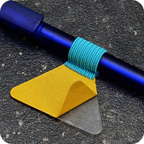 legatoria Portapenne grosse, autoadesivo elastico, TURCHESE Per penne grosse (circonferenza 3-4cm). Dimensioni lembo adesivo: 45x30mm..