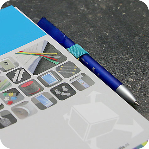 legatoria Portapenne grosse, autoadesivo elastico, TURCHESE Per penne grosse (circonferenza 3-4cm). Dimensioni lembo adesivo: 45x30mm..