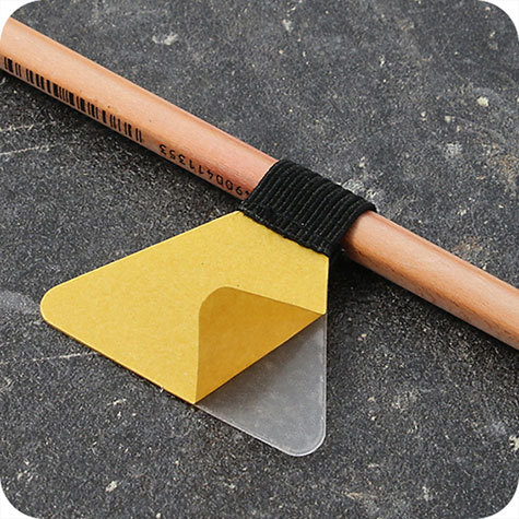 legatoria Portapenne sottili, autoadesivo elastico, NERO Per penne sottili (circonferenza 2-3cm). Dimensioni lembo adesivo: 45x30mm..