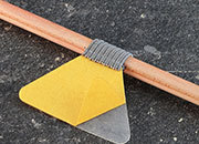 legatoria Portapenne sottili, autoadesivo elastico, GRIGIO.  Per penne sottili (circonferenza 2-3cm). Dimensioni lembo adesivo: 45x30mm. LEG3279