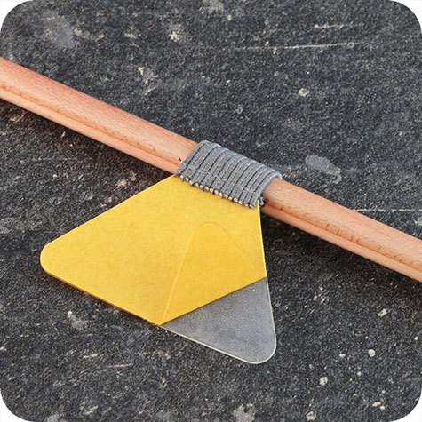 legatoria Portapenne sottili, autoadesivo elastico, GRIGIO.  Per penne sottili (circonferenza 2-3cm). Dimensioni lembo adesivo: 45x30mm..