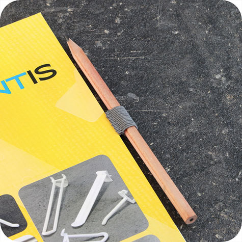 legatoria Portapenne sottili, autoadesivo elastico, GRIGIO.  Per penne sottili (circonferenza 2-3cm). Dimensioni lembo adesivo: 45x30mm..