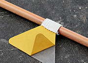 legatoria Portapenne sottili autoadesivo elastico, BIANCO.  Per penne sottili (circonferenza 2-3cm). Dimensioni lembo adesivo: 45x30mm. LEG3282