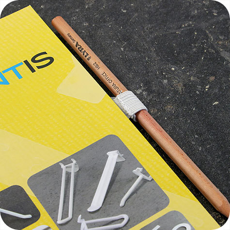 legatoria Portapenne sottili autoadesivo elastico, BIANCO.  Per penne sottili (circonferenza 2-3cm). Dimensioni lembo adesivo: 45x30mm..