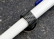 legatoria Portapenne autoadesivo, metallo, 20mm NERO, base circolare diametro 20 mm, con aggancio flessibile. Adatto a penne di tutte le misure LEG3283