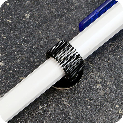 legatoria Portapenne autoadesivo, metallo, 20mm NERO, base circolare diametro 20 mm, con aggancio flessibile. Adatto a penne di tutte le misure.